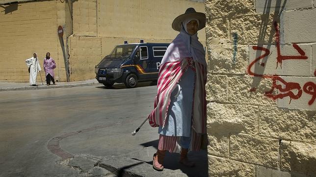 La policía frena un intento de avalancha de porteadores marroquíes en Ceuta