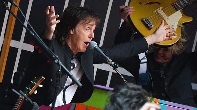 Paul McCartney da un concierto sorpresa subido al tráiler de un camión en Times Square