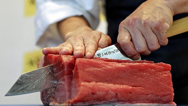 El cocinero Hideki Matsuhisa en plena demostración de cómo cortar el atún