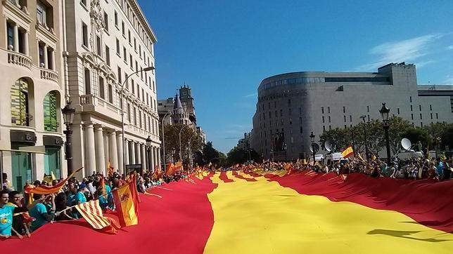 Miles de personas se manifiestan en Barcelona a favor de la unidad de España
