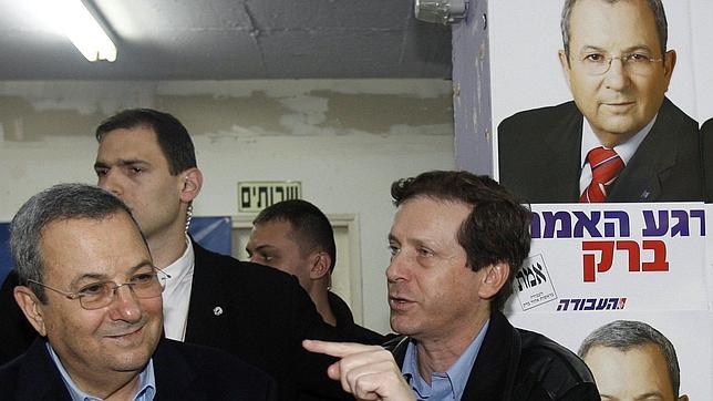 El ex primer ministro Ehud Barak (izq. y en los carteles) en una imagen de archivo de febrero de 2009, fecha de los comicios generales en Israel