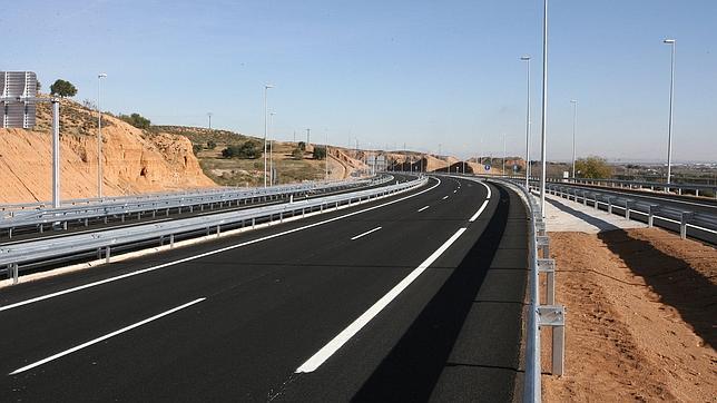 Una autopista para mil coches y cientos de millones de euros de deuda