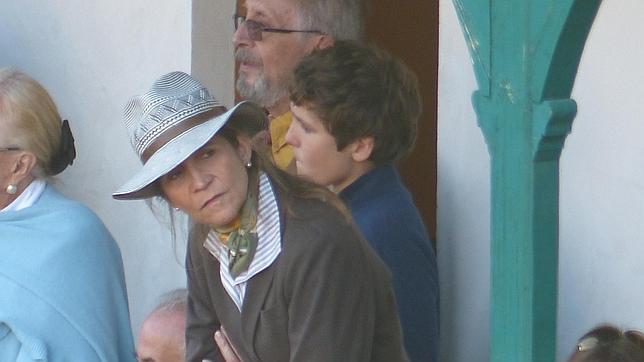 La Infanta Elena transmite a su hijo su pasión taurina en la plaza de Chinchón