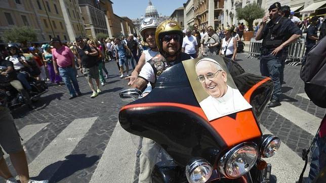 El Papa Francisco dona una Harley Davidson y entrega 200 euros a una anciana