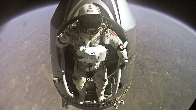 Félix Baumgartner celebra el primer aniversario de su salto estratosférico con un video inédito