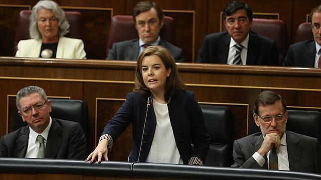 Saénz de Santamaría recuerda al PSOE que acusó al 25% de los parados de defraudar