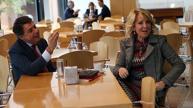Aguirre respalda a Aznar: «No es moderación que se incumpla la ley en Cataluña»