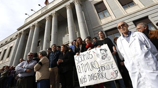 Miles de investigadores, de «luto» por la ciencia