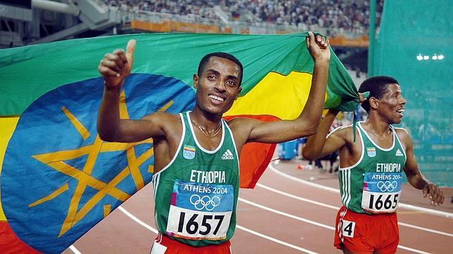 Kenenisa Bekele (izquierda) y Haile Gebreselassie celebran el triunfo del primero en la prueba de 10.000 metros de los Juegos de Atenas 2004