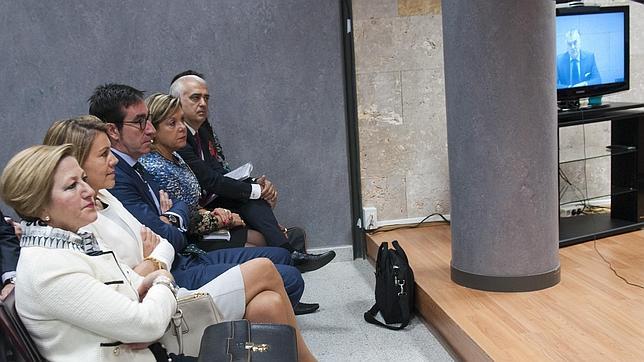 Cospedal niega que cobrara los dos apuntes de los papeles y otros 25.000 euros