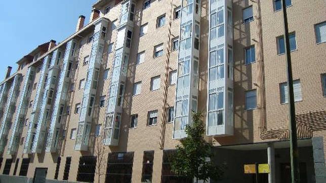 Fachada de la promoción del piso de Villaverde Bajo ofertado por 74.000 euros