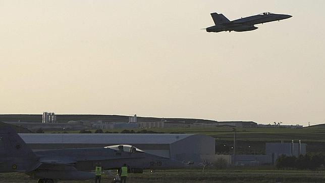 Un avión despega desde la base aérea de Torrejón de Ardoz