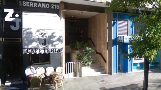 Fachada de la Cafeteria Zj en la calle Serrano,215 esquina con la calle Víctor Andrés Belaúnde, 2