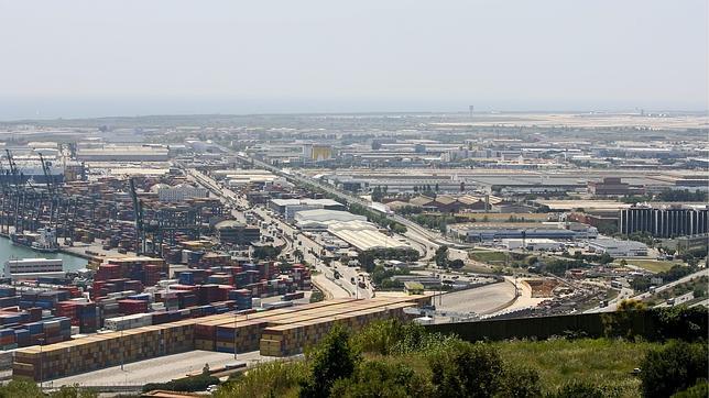 Vista aérea del polígono industrial de la Zona Franca, el mayor de España