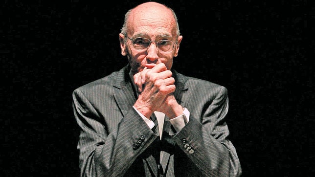 Saramago recibe emocionado el aplauso del público al presentar «El viaje del elefante»