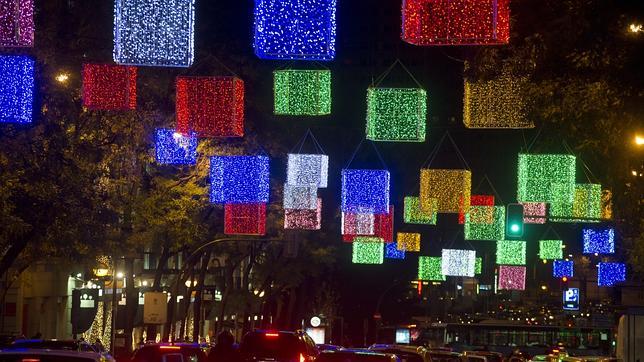 Luces navideñas patrocinadas en las principales calles de Madrid