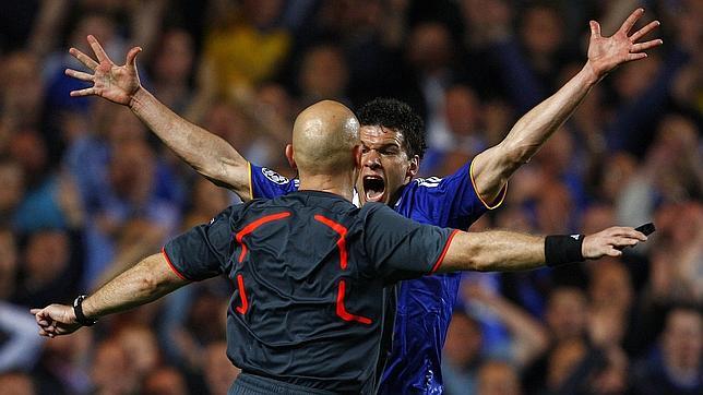 Ballack reclama un penalti el árbitro Ovrebo durante la semifinal de Liga de Campeones de 2009 entre el Chelsea y el Barcelona