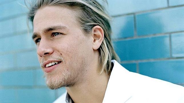 Charlie Hunnam rompe su silencio tras abandonar «50 sombras de Grey»