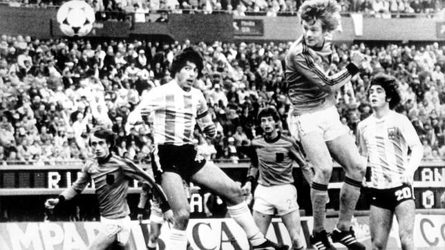 Final del Mundial 78. Rep remata de cabeza entre los defensores argentinos Passarella y Tarantini