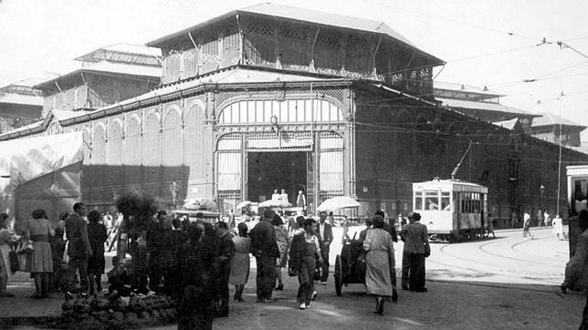 Antiguo mercado de la Cebada, en una foto de mediados del siglo pasado