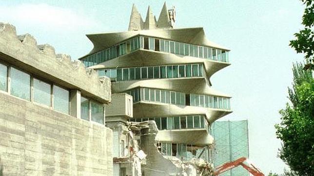 La Pagoda de Fisac, en la calle Josefa Valcárcel, durante su demolición en julio de 1999