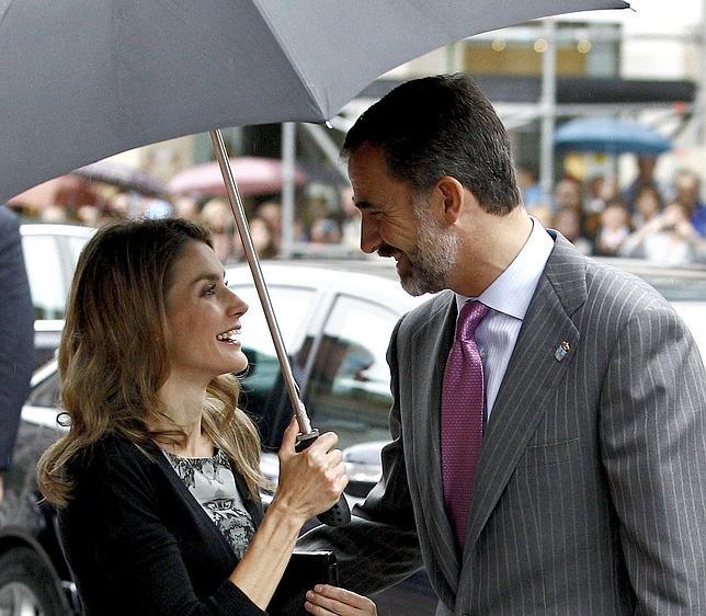 Don Felipe y Doña Letizia aterrizan en Oviedo para asistir a los Premios Príncipe de Asturias