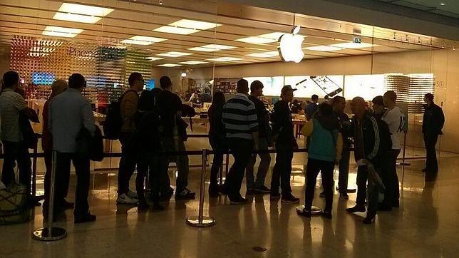 Largas colas en Madrid y Barcelona por la llegada de los nuevos iPhone 5S y iPhone 5C