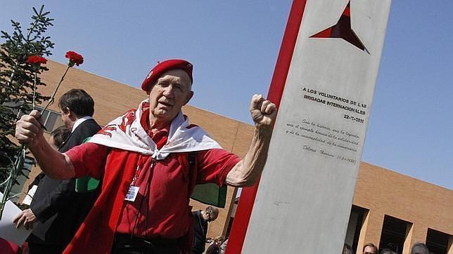 El monolito a los brigadistas de la Complutense sigue pese a la orden judicial