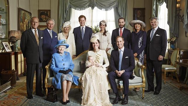 Isabel II emula a la Reina Victoria y se rodea de tres herederos directos al trono