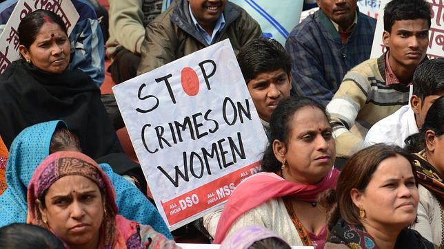 Una menor muere tras ser violada y quemada por tres hombres en la India