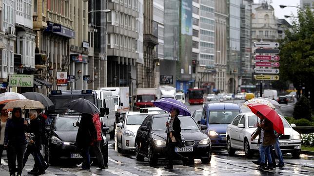 Los paraguas son una constante en la ciudad herculina