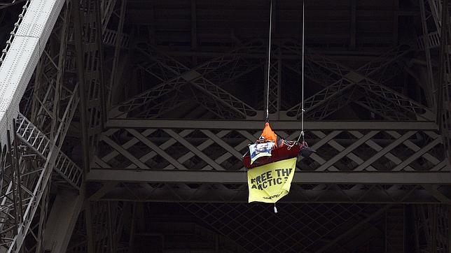Greenpeace se cuelga de la Torre Eiffel para pedir la libertad de «Los 30 del Ártico»