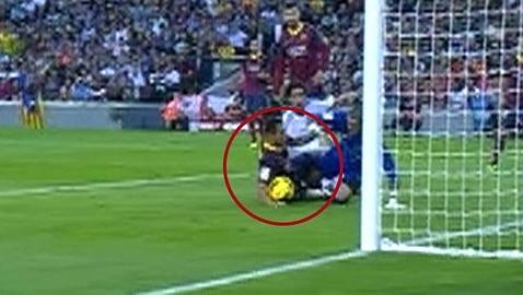 El Madrid reclama penalti de Adriano