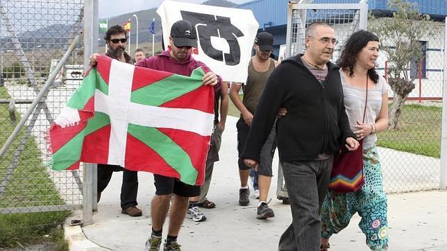Un grupo de personas recibe al etarra Piriz López en el aeropuerto de Loiu
