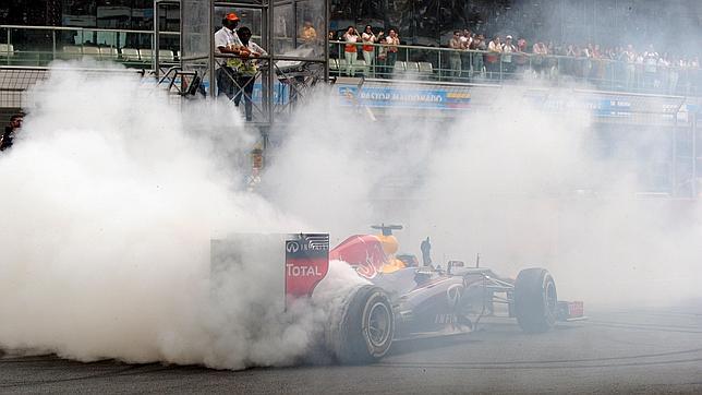 Multa de 25.000 euros a Red Bull por los «donuts» de Vettel