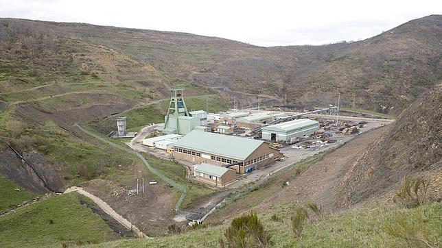 El gas sigue saliendo de la mina e impide aún acceder al interior