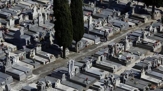 La subida del IVA al 21% incrementa entre 200 y 500 euros el precio de los servicios funerarios en 2013