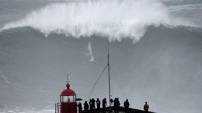 ¿Es esta la ola más grande del mundo jamás surfeada?