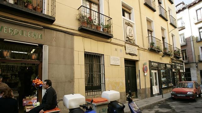 Fachada de la vivienda que se construyó en el lugar donde estuvo la última residencia madrileña de Miguel de Cervantes
