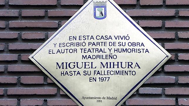 Placa a la memoria de Miguel Mihura en la fachada de la casa donde vivió en Madrid