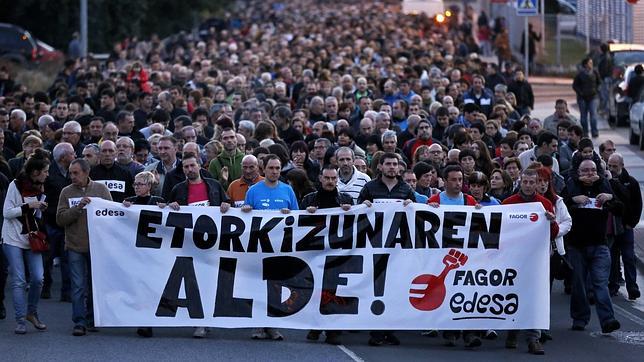 Miles de personas se manifiestan para pedir una solución a la crisis de Fagor