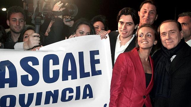 Berlusconi se casa en secreto en su capilla privada