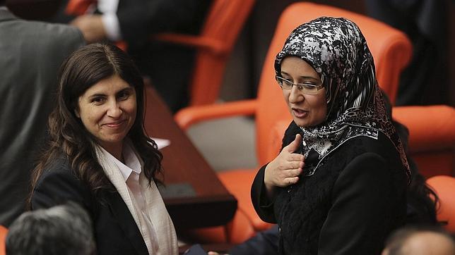 Diputadas turcas acceden por primera vez al Parlamento llevando el velo
