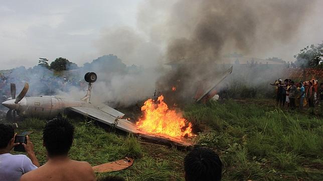 Al menos ocho muertos y diez heridos en un accidente de avión en Bolivia