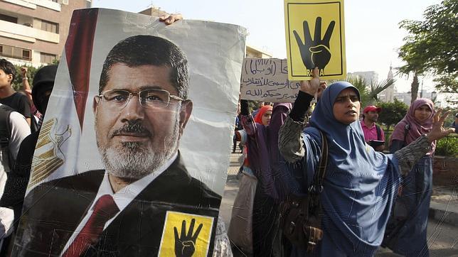 Mursi llega al tribunal para ser juzgado por la muerte de manifestantes en Egipto