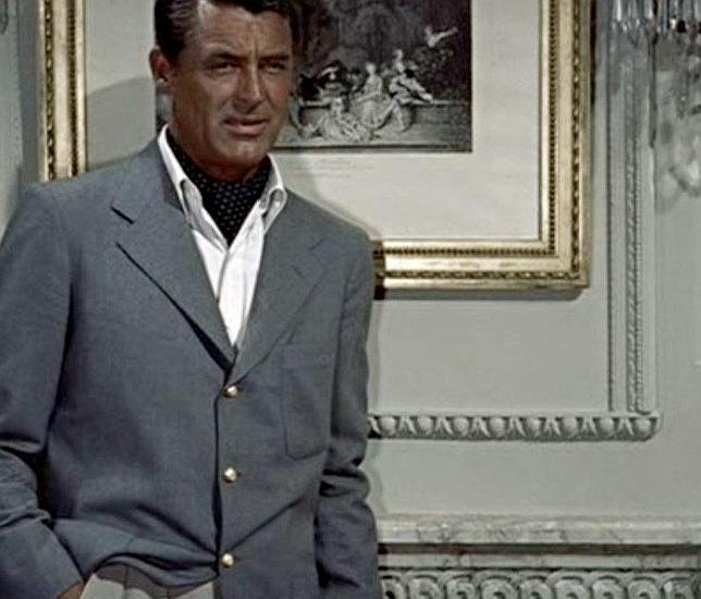 Cary Grant comete aquí el error de cerrar todos los botones