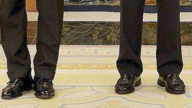 En lugar de mocasines (derecha), zapatos tipo Oxford acordonados