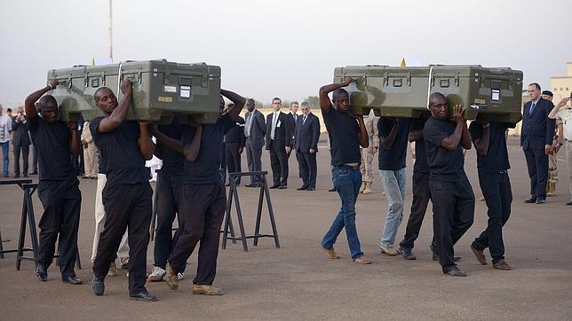 Llegan a Francia los cadáveres de los dos periodistas asesinados en Malí