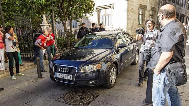 Trabajadores de RTVV increpan a Fabra a su llegada a un acto público en Alicante