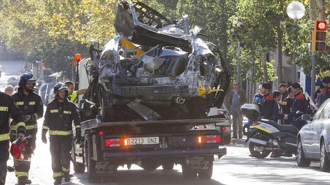 Un taxi híbrido de Barcelona explota en plena calle y deja tres heridos